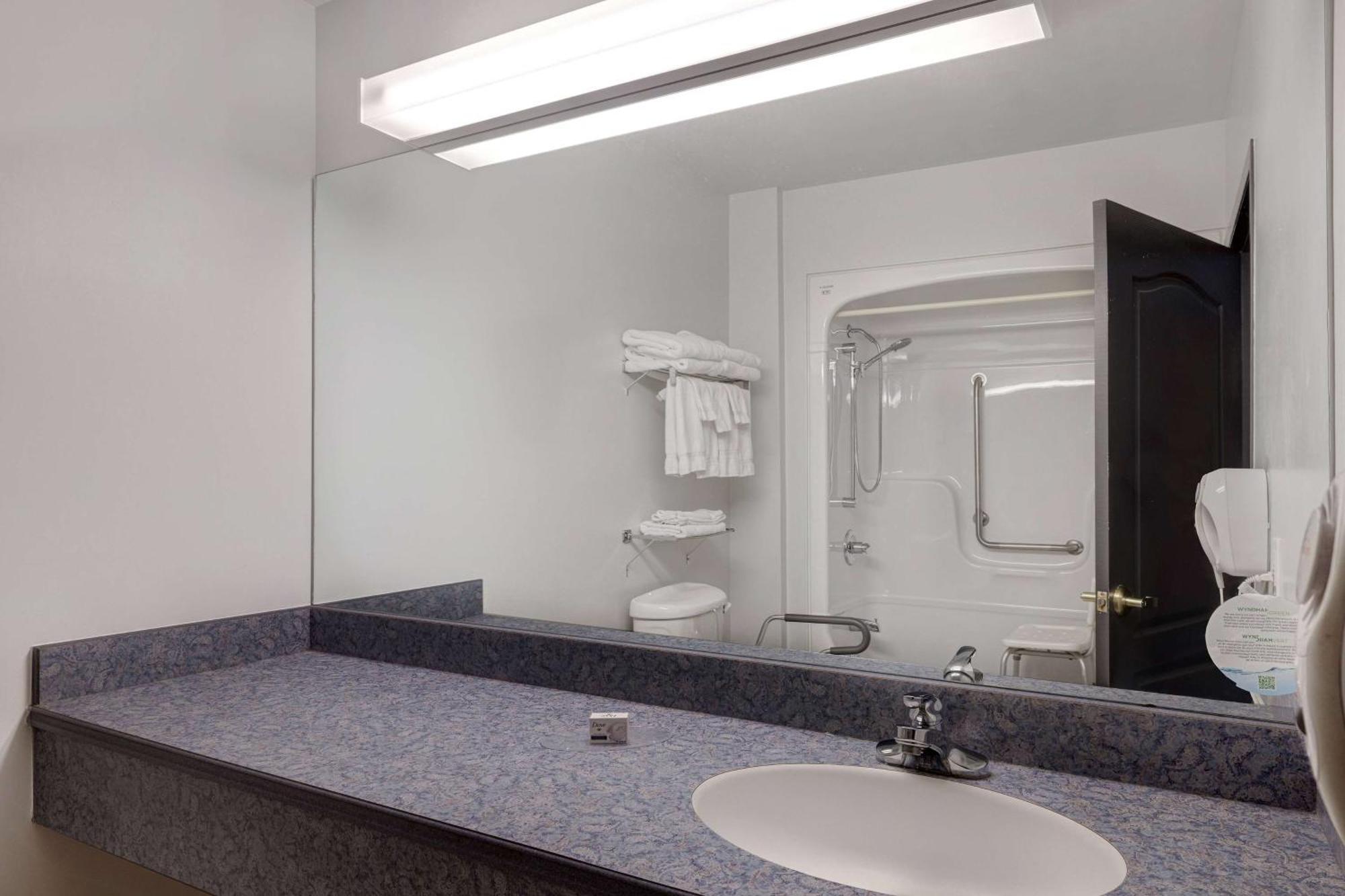 Days Inn By Wyndham Edmundston Buitenkant foto